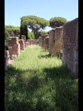 07130 ostia - regio i - insula xii - botteghe (i,xii,7) - porticus an der ostseite - an der semita dei cippi - bli ri sueden - 06-2024.jpg